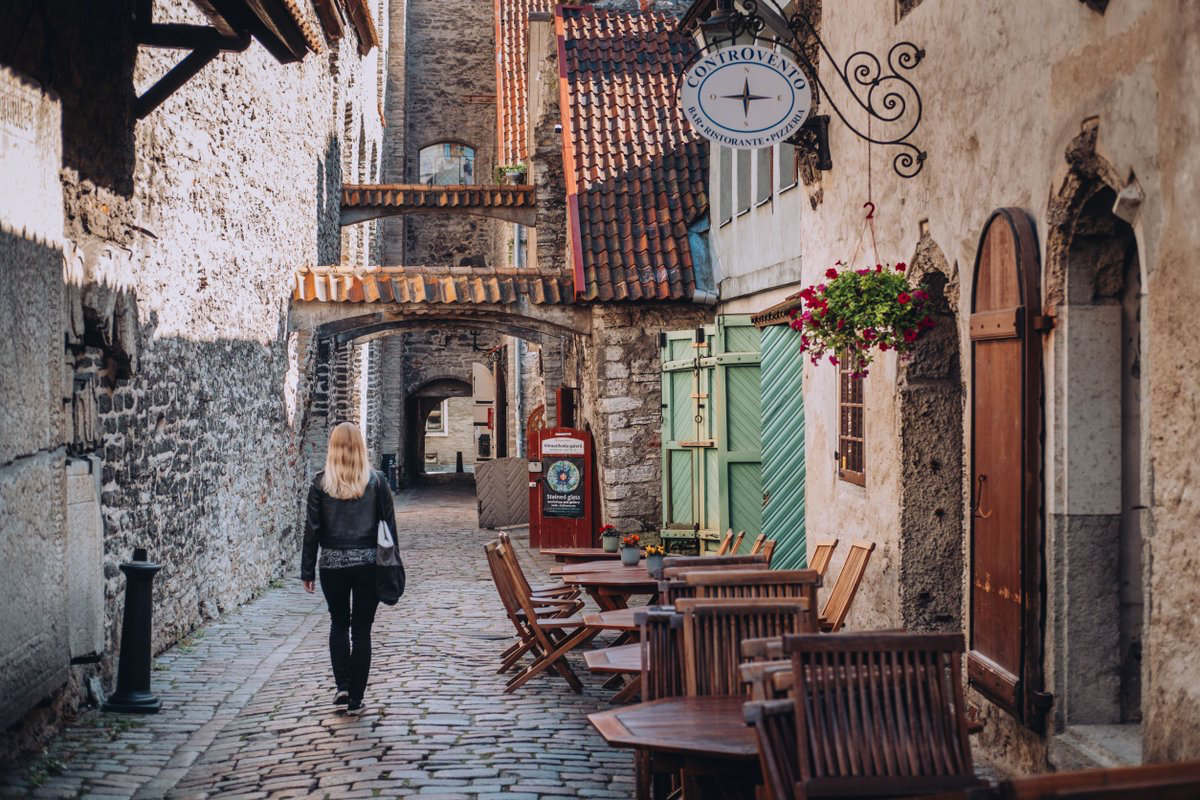 Tänapäeva foto: kaartega munakivitänav Tallinna vanalinnas